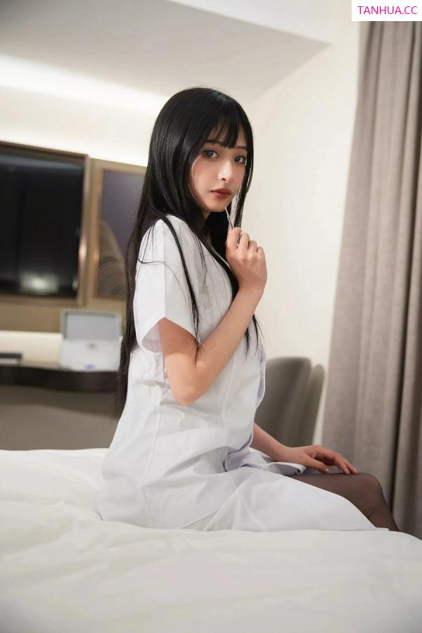   [XiuRen]高清写真图 2025.06.06 No.10373 茂木希子 白色护士服第13张图片